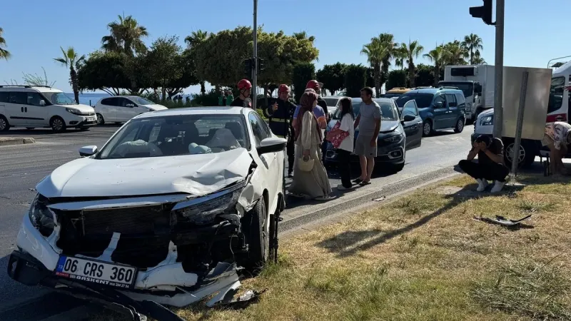 Alanya’da 2 otomobil çarpıştığı kazada 1 kişi sıkıştığı yerden yaralı kurtarıldı