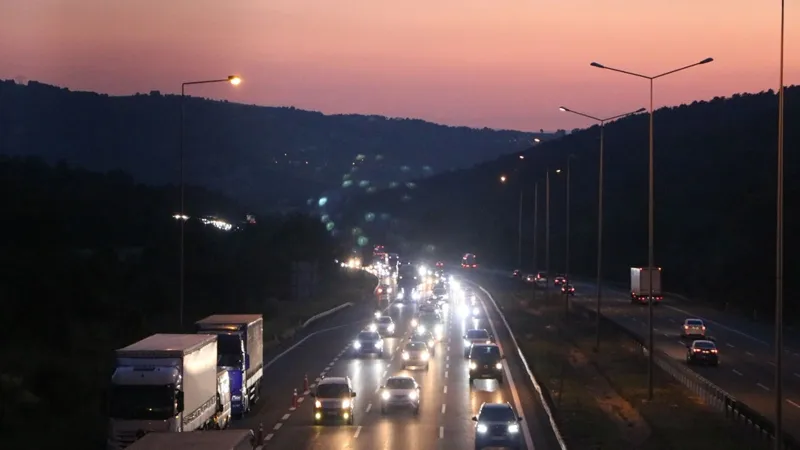 Bolu'da Bayram Yoğunluğu! Otoyolda Trafik Alarm Veriyor!