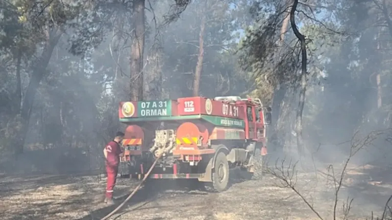 Antalya'da iki bölgede çıkan orman yangınına müdahale ediliyor