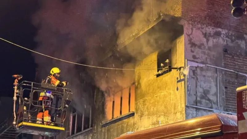 Balıkesir'de 3 katlı binada yangın: 1 kişi hayatını kaybetti