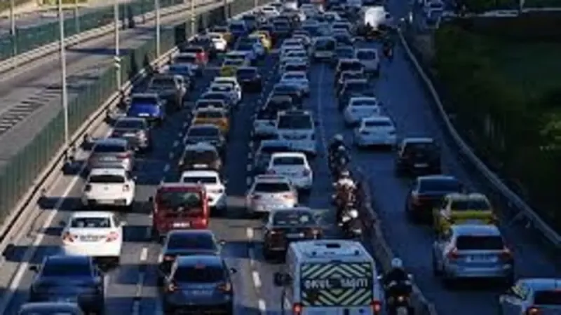 Bayram yoğunluğuna trafik düzenlemesi: Kamyon, çekici ve tankerlerin seyrine geçici kısıtlama