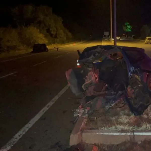 Direğe çarpan otomobil ikiye bölündü: 1 ölü