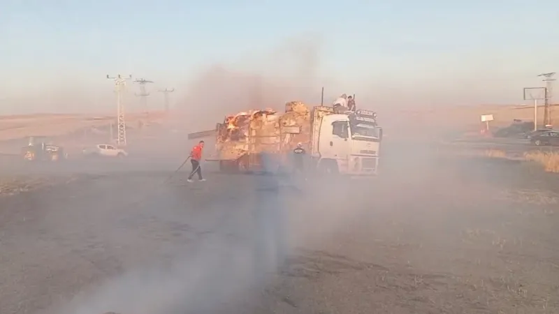 Diyarbakır'da kamyondaki saman balyaları yandı
