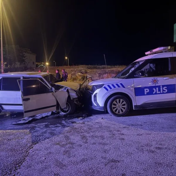 Dur ihtarına uymadı! Ekip aracına çarptı