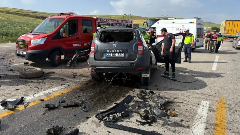Elazığ'da Feci Kaza: Tır Otomobili Biçti! Ölü ve Yaralılar Var
