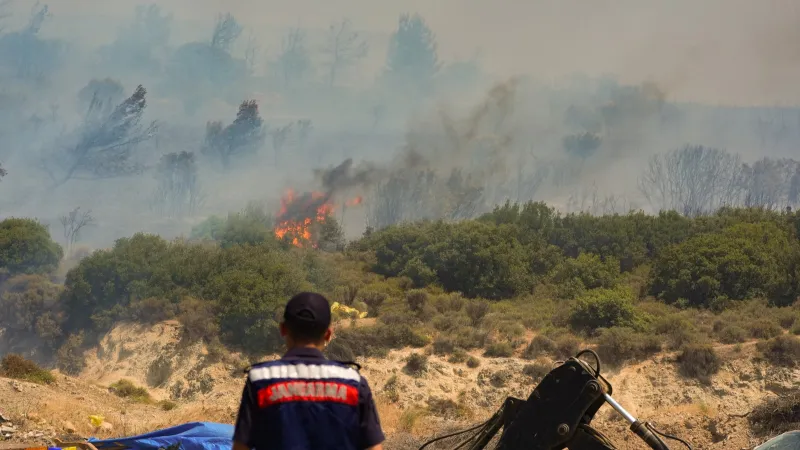 Foça'da orman yangını! Alevler evlere sıçradı: 4 kişi gözaltına alındı