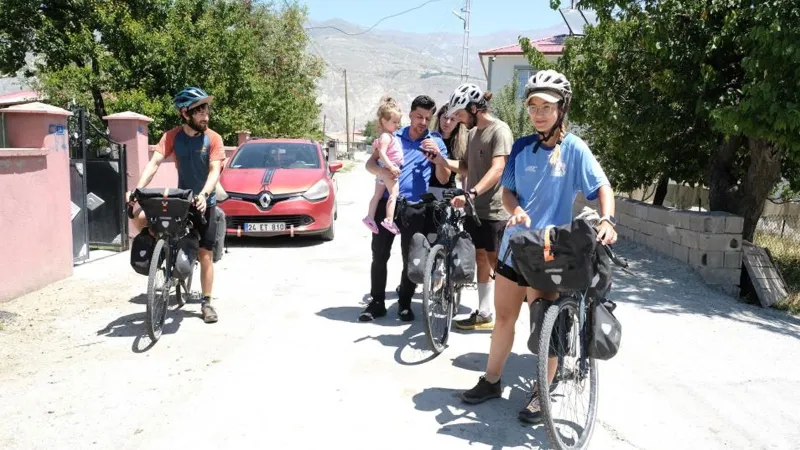 Fransa’dan bisikletle yola çıkan 3 Fransız, 70 günlük bir yolculukla Erzincan’a ulaştı