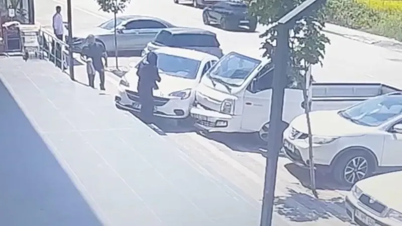 Fren yerine gaza basınca olanlar oldu: Aracın altında kalan kadının durumu ciddi!