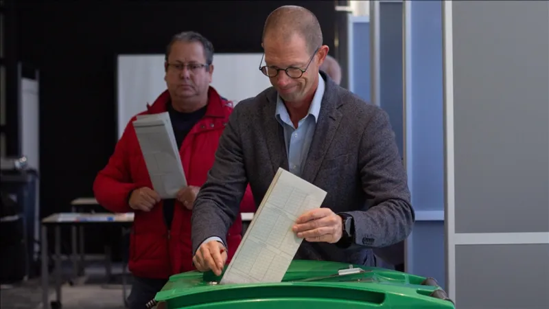 Hollanda'da erken genel seçimde aşırı sağ oy kaybederken merkez partileri güçlendi
