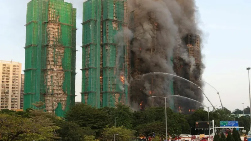 Hong Kong'da sitede çıkan yangında ölenlerin sayısı 128'e yükseldi