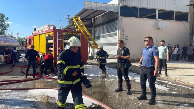 Isparta'da bir oyuncak deposu çıkan yangında hasar gördü