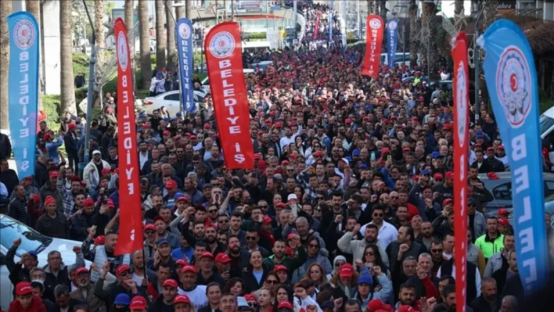 İzmir’de gerilim tırmanıyor! CHP'li Cemil Tugay ile sendika bir kez daha karşı karşıya: Yeniden meydanlara ineriz!