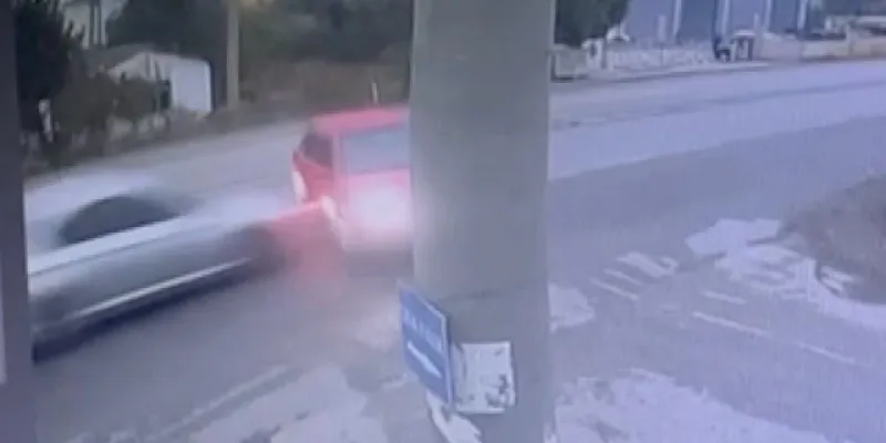 İzmir'de otomobiller çarpıştı: 2 ölü 4 yaralı