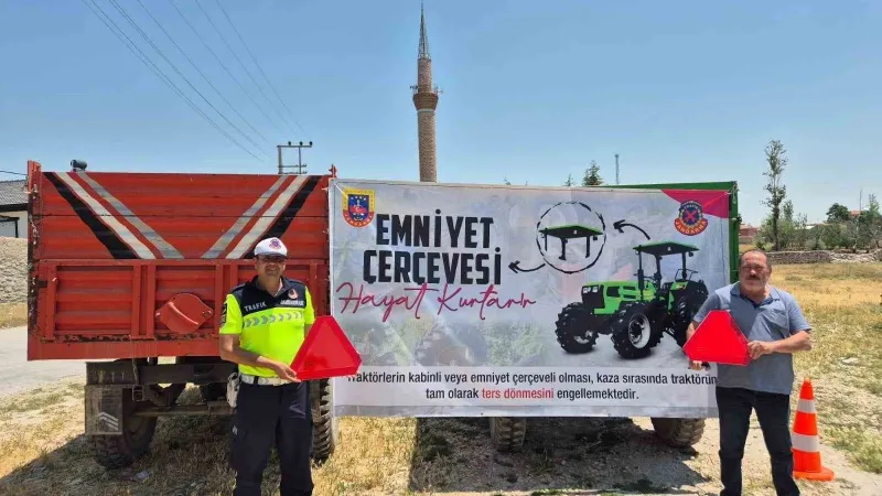 Jandarma traktör sürücülerine eğitim verip, reflektör dağıttı