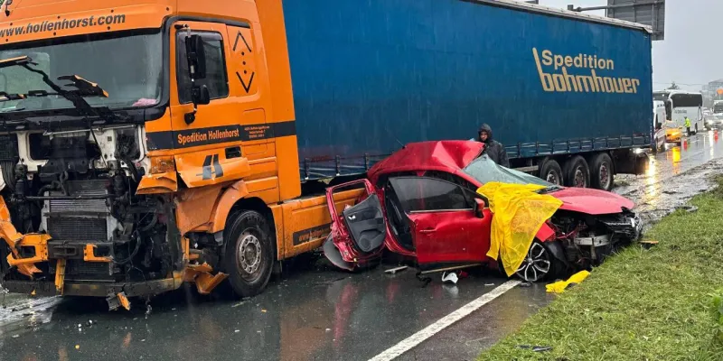 Rize'de Feci Kaza: Tır Otomobili Ezdi! 3 Can Kaybı