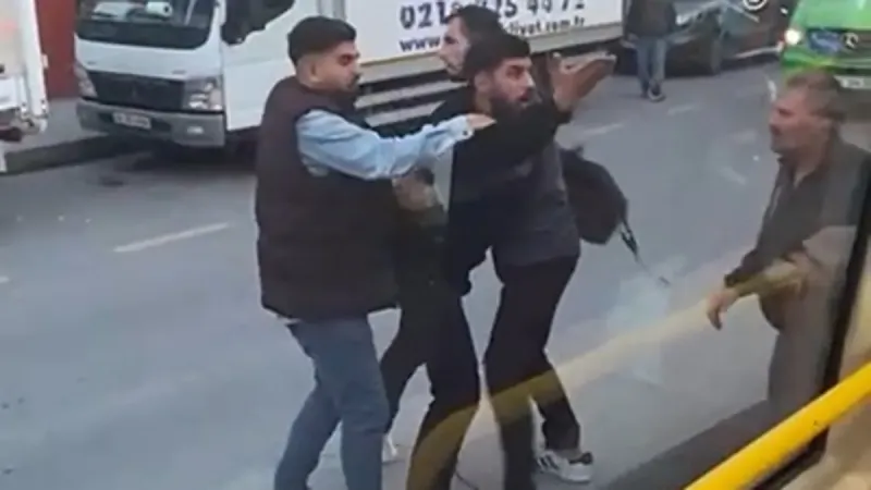 Kağıthane’de minibüs şoförleri birbirine girdi: Tekme tokat saldırı kamerada!