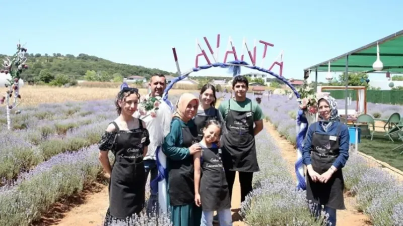 Köyünde kurduğu lavanta bahçesi, öğrencilere ve kadınlara da gelir kapısı oluyor