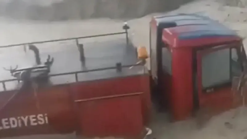 Ankara'da İtfaiye Aracı Sele Kapıldı! İşte O Anlar