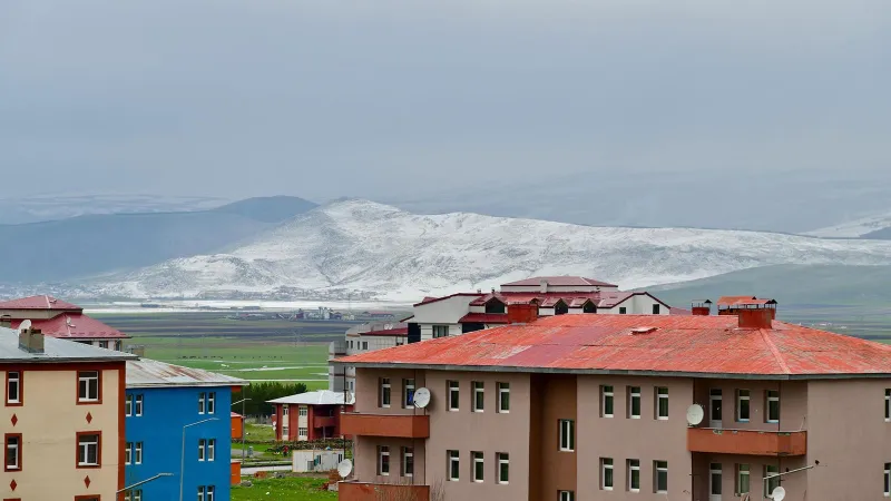 Ardahan'da Şok! Yüksekler Beyaza Büründü: Dolu Felaketi mi?