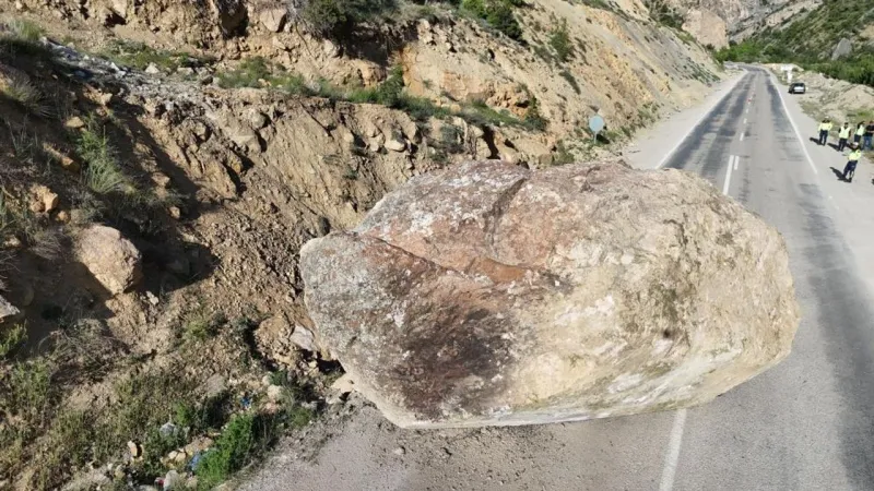 Artvin'de Dehşet! Kaya Düştü, Yol Kapandı! İşte Son Durum