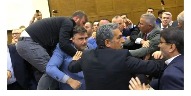 Bursa Meclisi'nde Kavga! CHP ve AK Parti Birbirine Girdi!