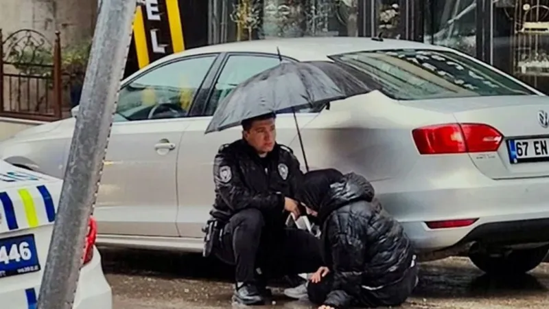 Erzurum'da Örnek Polis! Şemsiyesiyle Minik Kızı Korudu