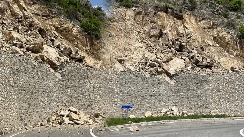 Gümüşhane'de Heyelan Şoku! Mahalle Yolu Kapandı, Hayatlar Durdu Mu?