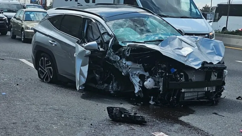 Kazanın Adresi Ankara: Kontrolden çıkan otomobil otobüs durağına daldı! 2 ağır yaralı