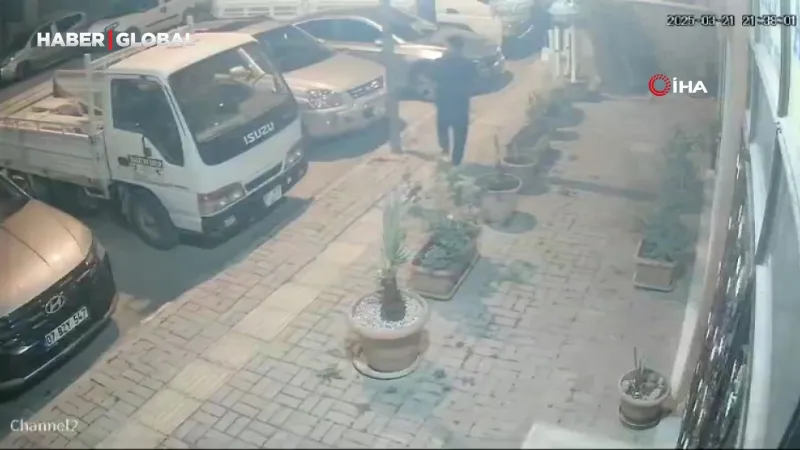 Otomobile asit döktü, hiç olmamış gibi yoluna devam etti