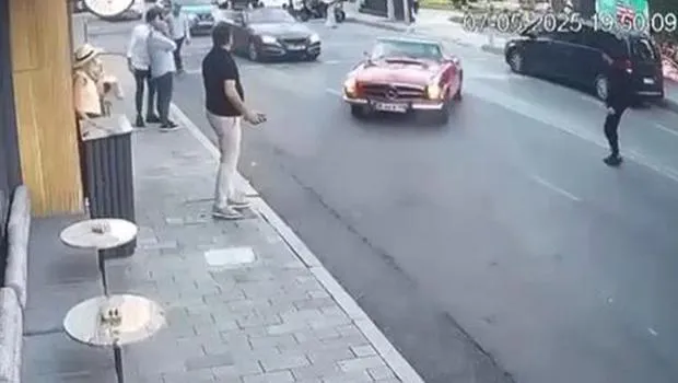 Vale'nin Kabusu! Klasik Otomobille Kaza Anı Kamerada!