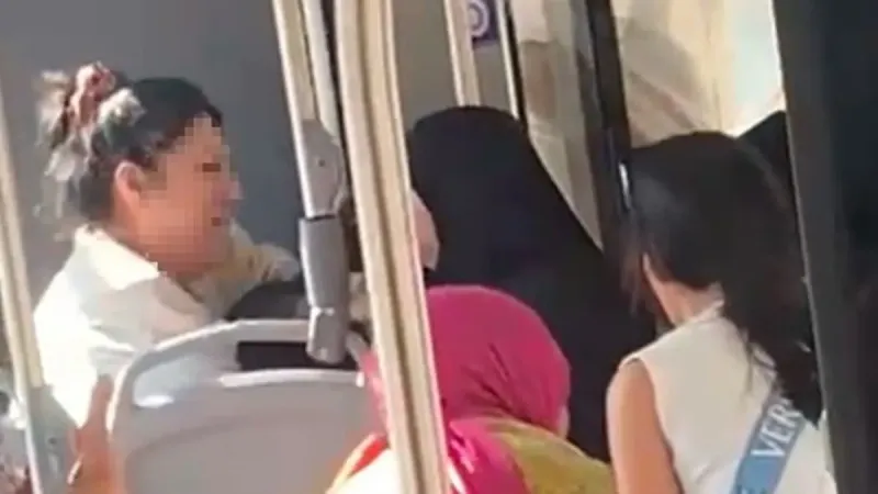 Otobüste tesettürlü kadına hakaret: 2 yaşındaki kızının gözleri önünde küfür ve şiddete maruz kaldı