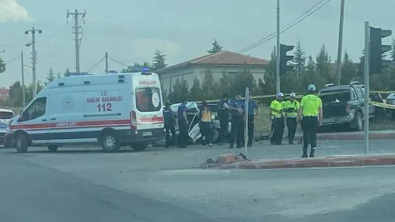 Konya'da Feci Kaza: Otomobil Kamyonetle Çarpıştı! Ölü ve Yaralılar Var