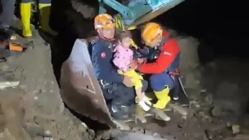 Rize'de Felaket: Sağanak Köprü Yıktı! Vatandaşlar Mahsur Mu?