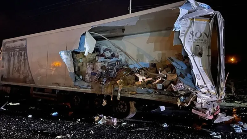 Sakarya'da yolcu otobüsü TIR'a arkadan çarptı: 2'si ağır, 13 yaralı