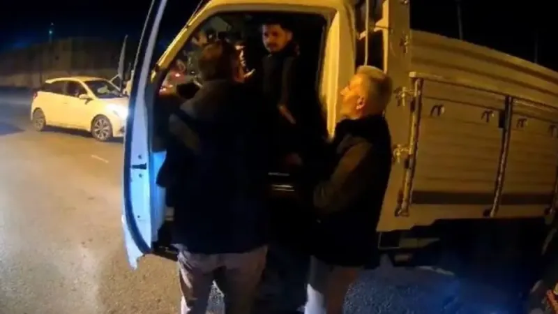 İstanbul'da Trafik Terörü! Kamyonet Sürücüsü "Canım Sıkkın" Deyip Saldırdı!