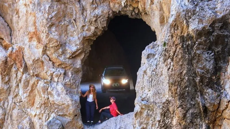 Taş Yolunda tır sıkıştı, yol ulaşıma kapatıldı