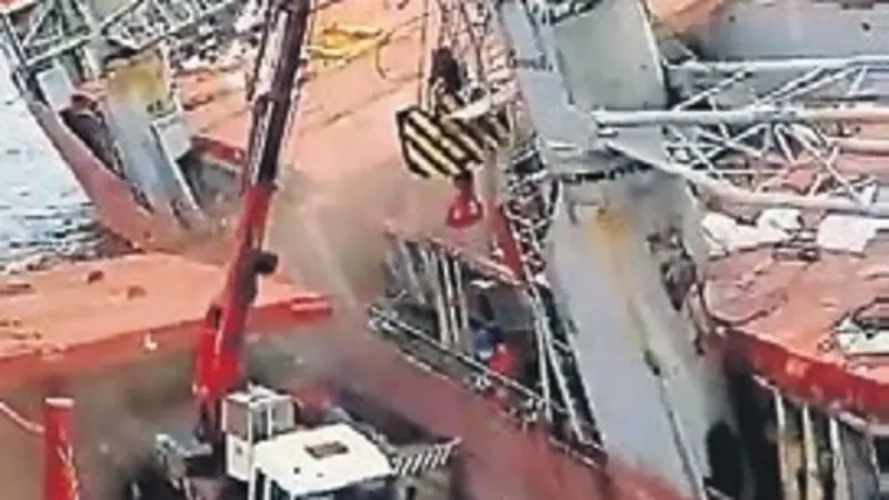 Tuzla'da Korkunç Kaza! Gemi Yan Yattı, 1 Ölü!