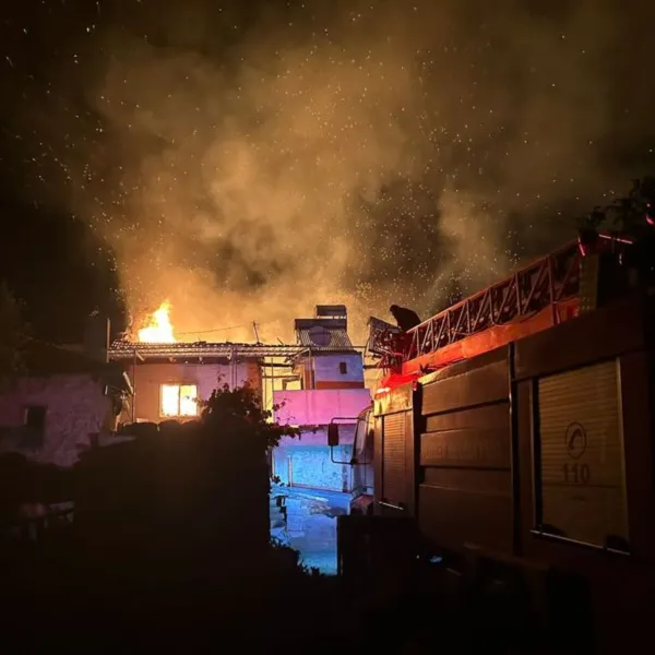 Uşak'ta Korkunç Yangın! 3 Ev Alevlere Teslim, Köy Halkı Şokta