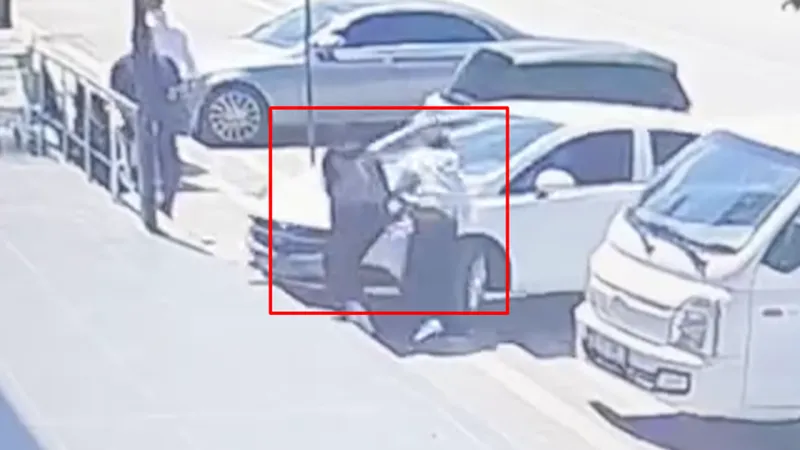 Yalova'da kaldırımda yürürken otomobilin çarptığı 2 lise öğrencisi yaralandı