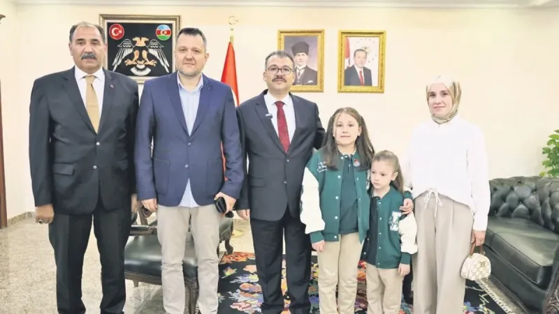 Yaşı küçük vatan sevgisi büyük! Yağmur altında İstiklal Marşı'nı okudu... Vali tarafından ödüllendirildi